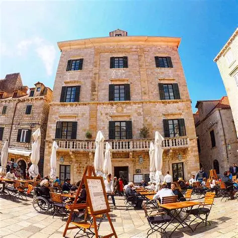 THE PUCIC PALACE