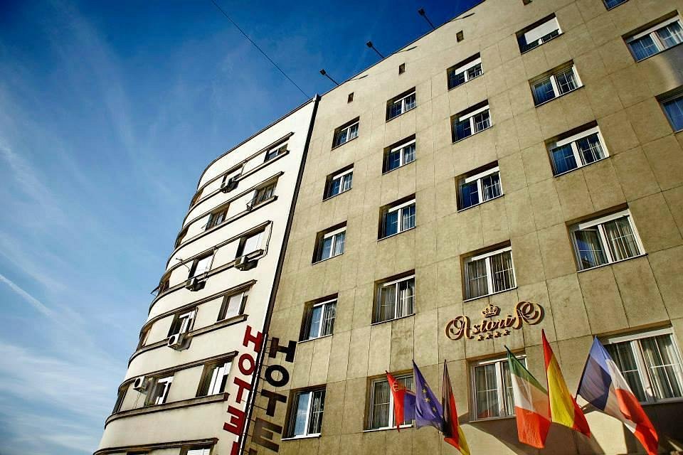 QUEEN'S ASTORIA